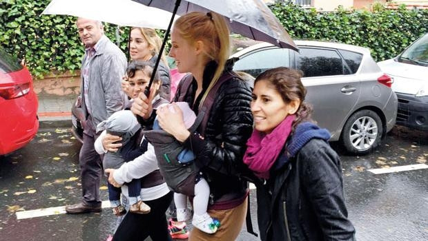 Wilma Elles, Filinta dizisinin setine çocuklarıyla gidiyor