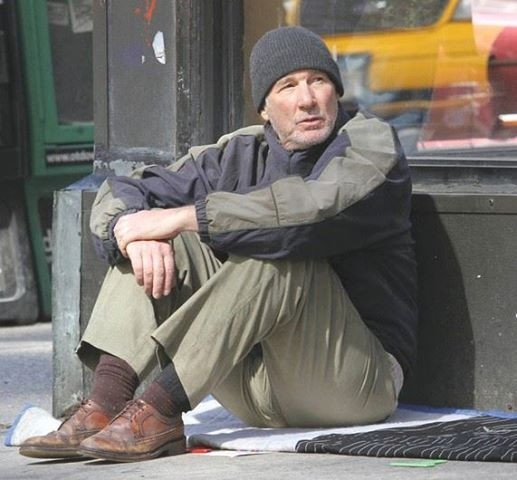 Richard Gere evsiz kılığına girerse...