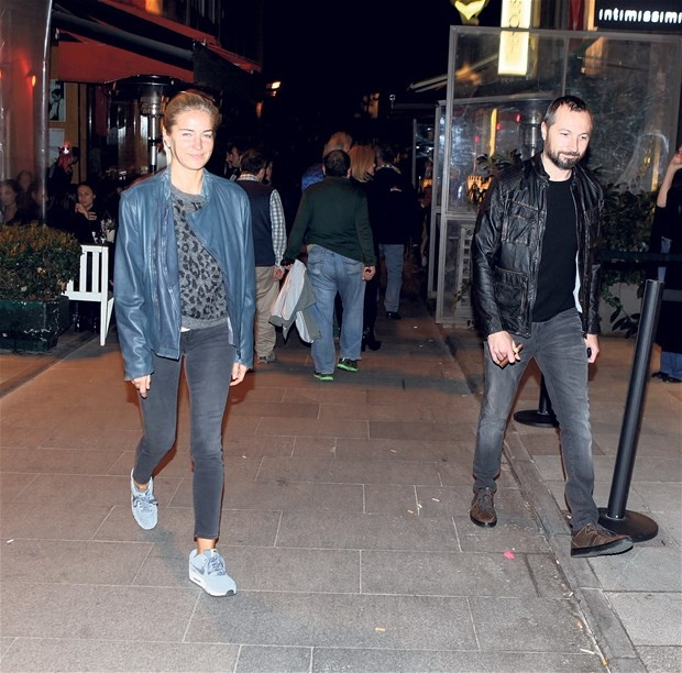 Burcu Esmersoy sevgilisinin rastaurantından yemek