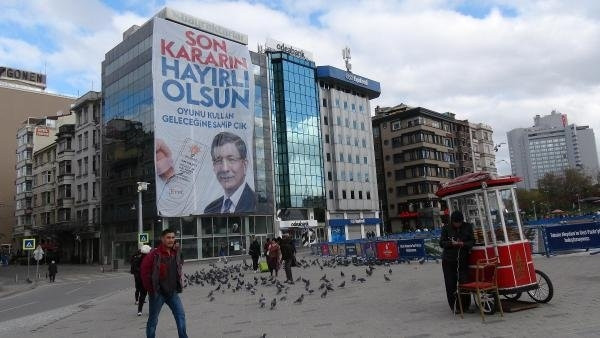 Taksim Meydanı'nda dev propaganda posterleri