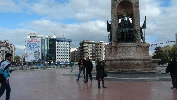 Taksim Meydanı'nda dev propaganda posterleri