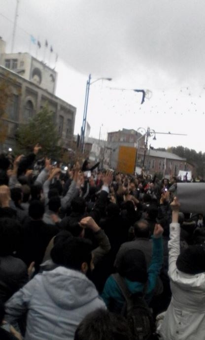 İran'da ırkçı program Türkleri sokağa döktü
