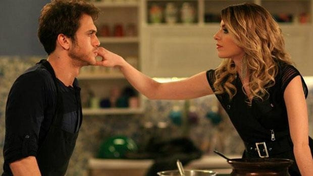 Aras Bulut İynemli, rol arkadaşı Bige Önal'la aşk yaşıyor