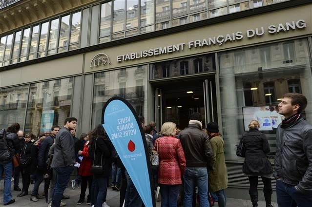 Fransa'da insanlar kan bağışı kuyruğunda