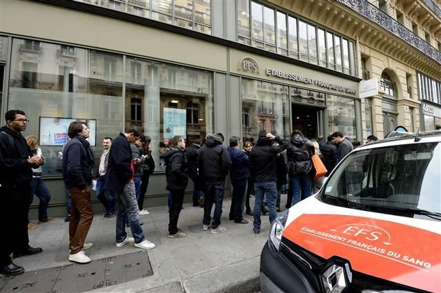 Fransa'da insanlar kan bağışı kuyruğunda