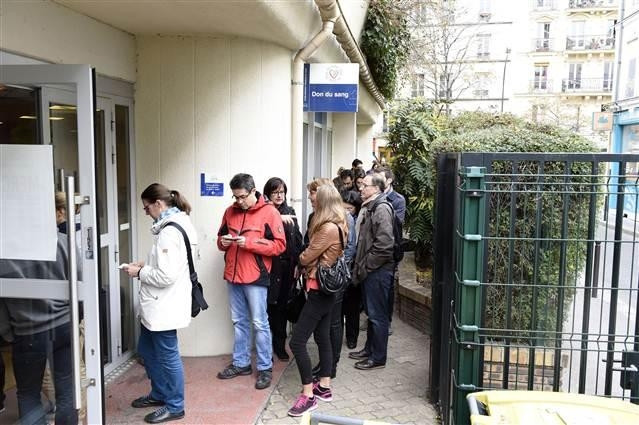 Fransa'da insanlar kan bağışı kuyruğunda