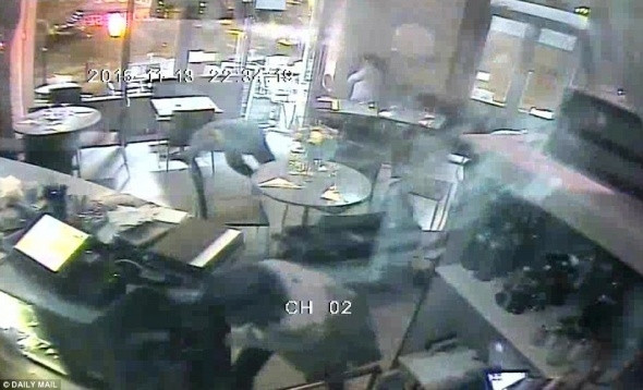 Paris saldırısının korku dolu anları kameralarda