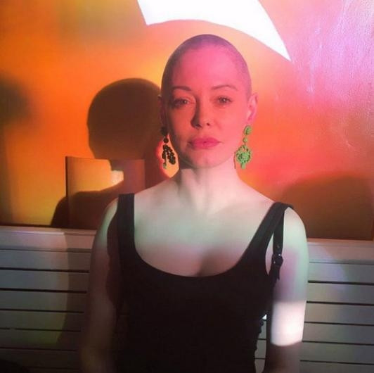Rose Mcgowan saçlarını kazıttı