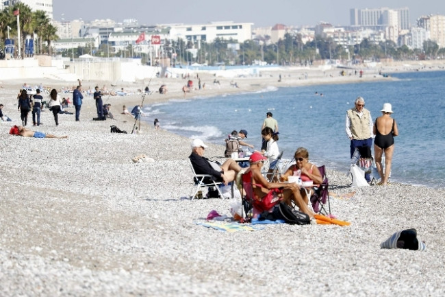 Marmara'da fırtına Antalya'da deniz keyfi