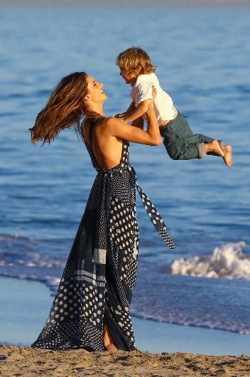 Alessandra Ambrosio oğluyla birlikte modellik yaptı