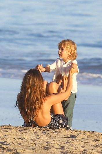 Alessandra Ambrosio oğluyla birlikte modellik yaptı