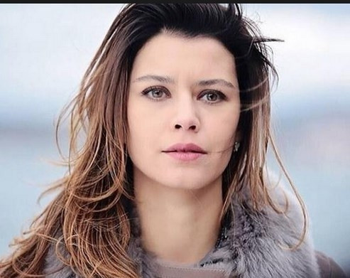 Beren Saat üzgün gözüküyor