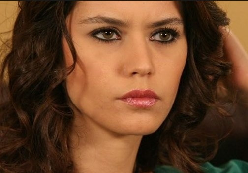 Beren Saat üzgün gözüküyor