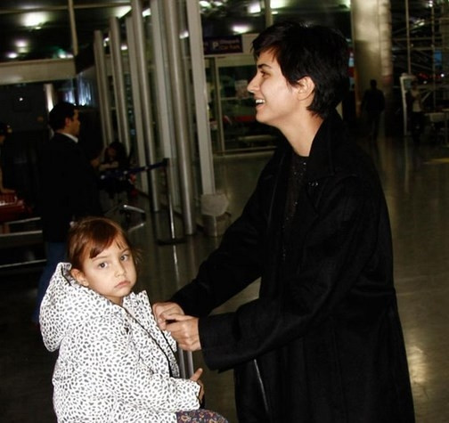Tuba Büyüküstün parise iki kızı ile gitti
