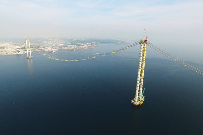 Körfez köprüsünün dev vinci Haydarpaşa'da yükseltiliyor