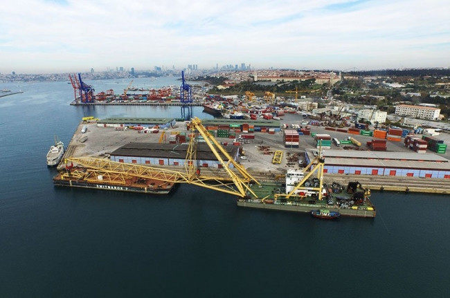 Körfez köprüsünün dev vinci Haydarpaşa'da yükseltiliyor