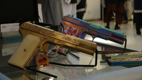 Pakistan’da el yapımı silah ve bıçak sergisine yoğun ilgi