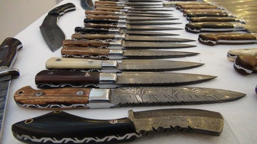 Pakistan’da el yapımı silah ve bıçak sergisine yoğun ilgi