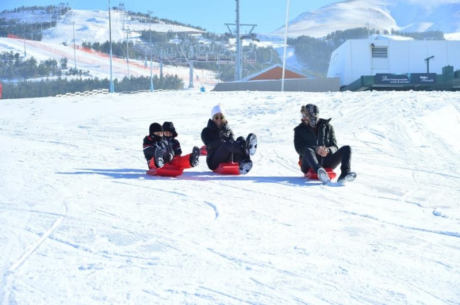Çağla Şıkel ve oğulları kayak sezonunu açtı