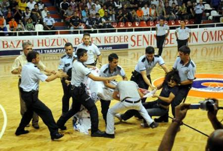 Olaylı basketbol maçı