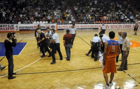 Olaylı basketbol maçı