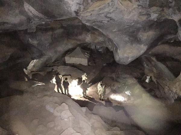 PKK mağarasına zorlukla giren asker şaştı kaldı