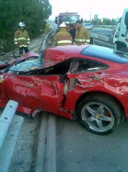 Ferrari hurdaya döndü !