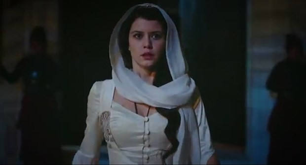 Beren Saat ortaya çıktı