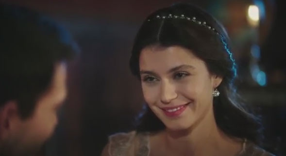 Beren Saat ortaya çıktı