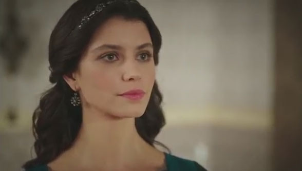 Beren Saat ortaya çıktı