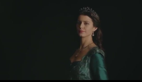 Beren Saat ortaya çıktı