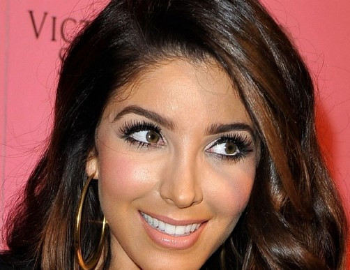 Kim Kardashian'a benzerliği ile ünlendi
