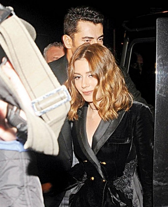 Kenan İmirzalıoğlu ile Sinem Kobal, trafik kontrolüne takıldı