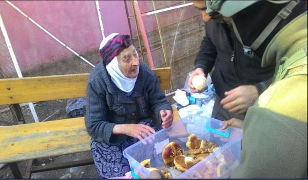 Diyarbakır Sur’da güvenlik güçlerinin vatandaşlara yardımı sürüyor