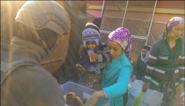 Diyarbakır Sur’da güvenlik güçlerinin vatandaşlara yardımı sürüyor