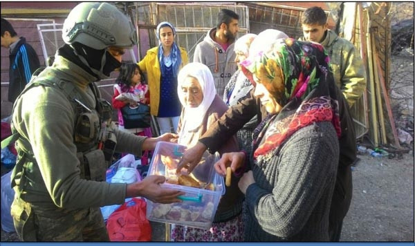 Diyarbakır Sur’da güvenlik güçlerinin vatandaşlara yardımı sürüyor