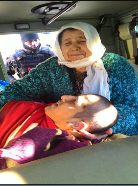 Diyarbakır Sur’da güvenlik güçlerinin vatandaşlara yardımı sürüyor