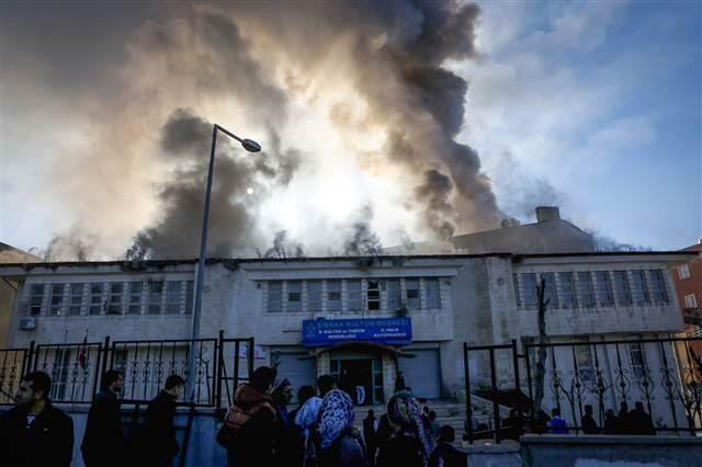 PKK'dan kütüphaneye bomba