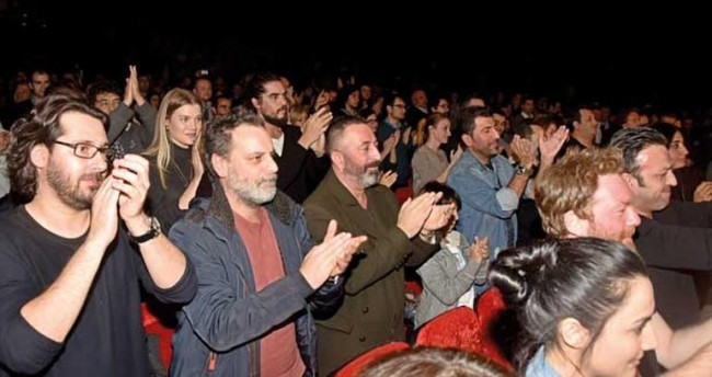 'Ferhangi Şeyler' 2000. kez sahnede