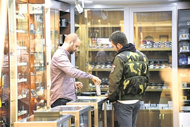 Hayranına sırtını döndü!
