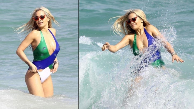 Rita Ora ve rengarenk mayosu