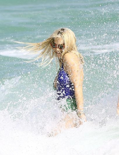 Rita Ora ve rengarenk mayosu