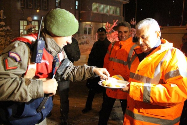 Binali Yıldırım yılbaşı gecesi kar küredi