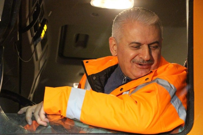 Binali Yıldırım yılbaşı gecesi kar küredi