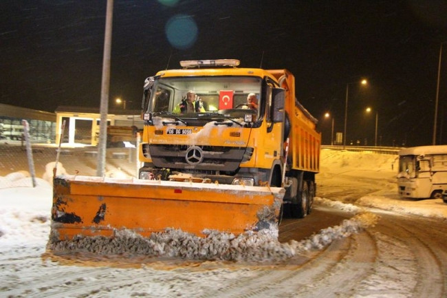 Binali Yıldırım yılbaşı gecesi kar küredi