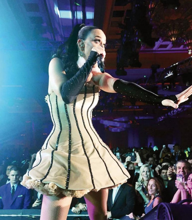 Serenay Sarıkaya ve Kerem Bürsin yeni yıla Katy Perry ile girdi