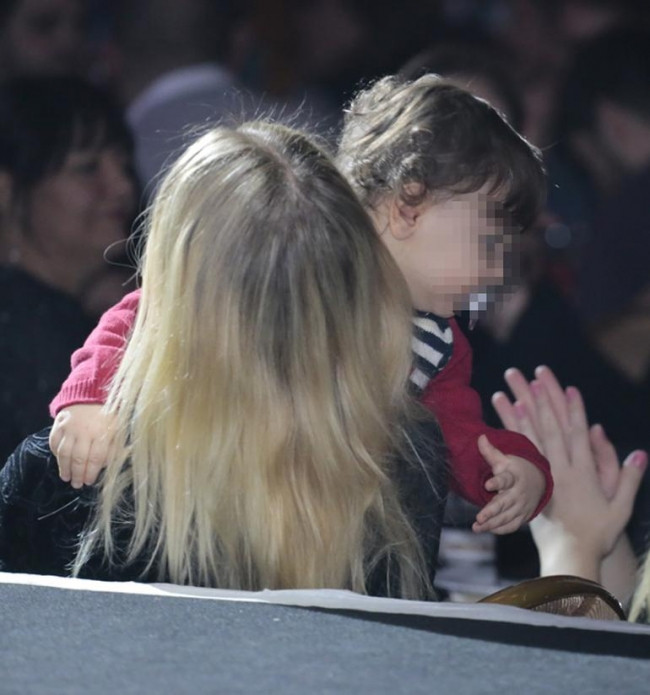 Kaan Tangöze'nin eşi Seçkin Piriler bebeğini barda uyuttu