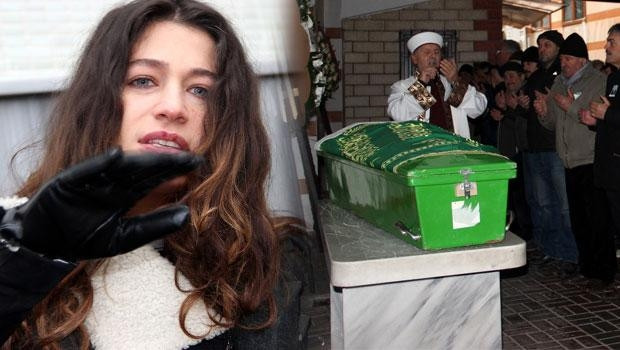 Berrak Tüzünataç dedesi Yılmaz Tüzünataç'ı son yolculuğuna uğurladı