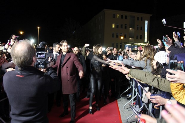 Delibal filmi galasına Sezen'den özel klip