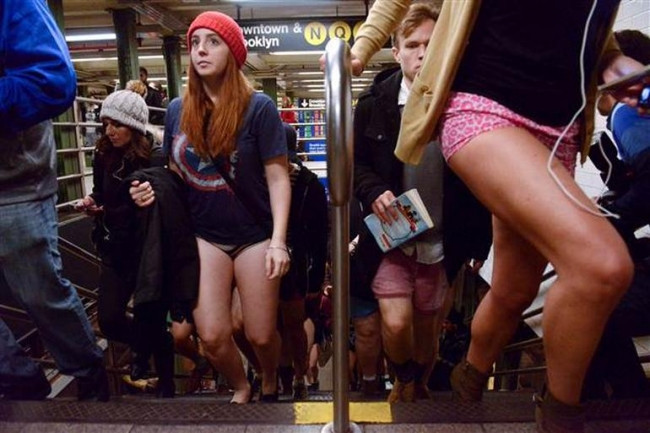 Metroya pantolonsuz bindiler